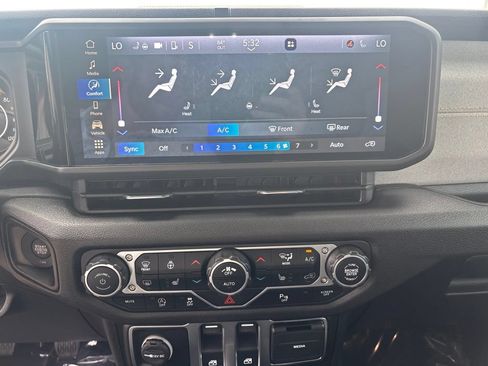 Used 2025 Jeep Wrangler Sport AWD/4WD image 15