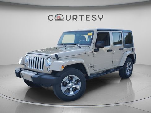 Used 2016 Jeep Wrangler Unlimited Sahara w/ Connectivity Group AWD/4WD image 1