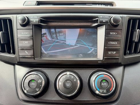 Used 2017 Toyota RAV4 LE FWD image 5