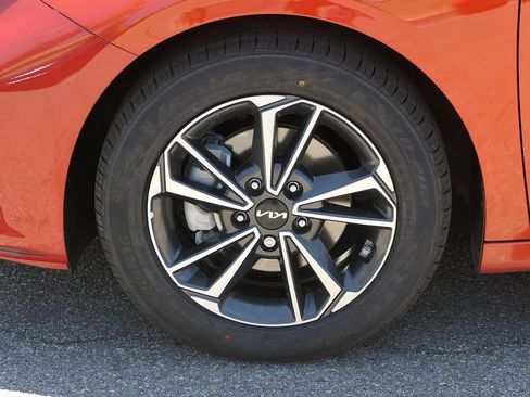 Used 2023 Kia Forte LXS w/ LXS Technology Package FWD image 9
