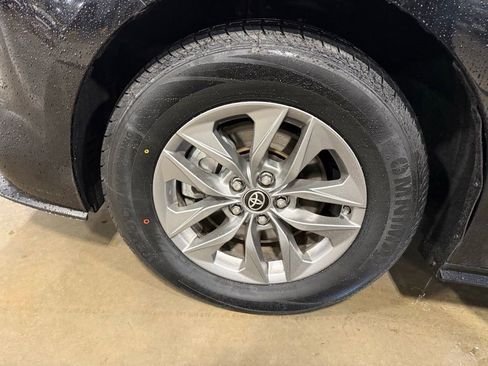 Used 2024 Toyota Sienna LE image 9