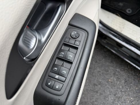 Used 2024 Chrysler Pacifica Touring-L image 13