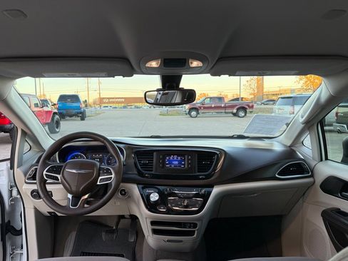 Used 2017 Chrysler Pacifica LX image 23