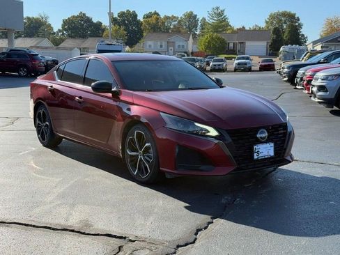 Used 2023 Nissan Altima 2.5 SR w/ SR Premium Package image 2