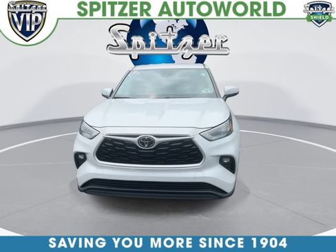 Used 2023 Toyota Highlander LE FWD image 3