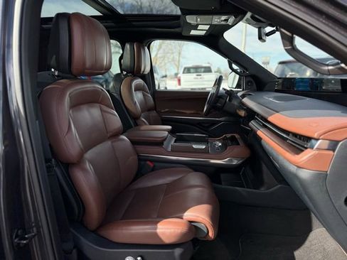 Used 2025 Lincoln Navigator Reserve image 18