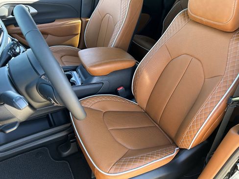 New 2026 Chrysler Pacifica Pinnacle image 18