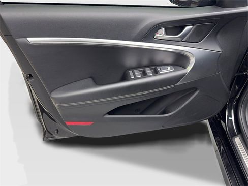 Used 2025 Genesis G70 2.5T image 31