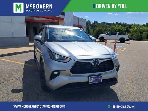 Used 2022 Toyota Highlander LE FWD image 9
