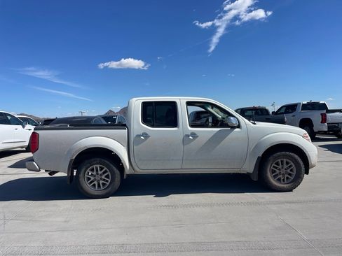 Used 2019 Nissan Frontier SV image 3