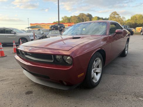 Used 2010 Dodge Challenger SE RWD image 1
