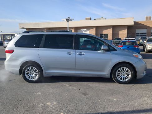 Used 2016 Toyota Sienna XLE image 6