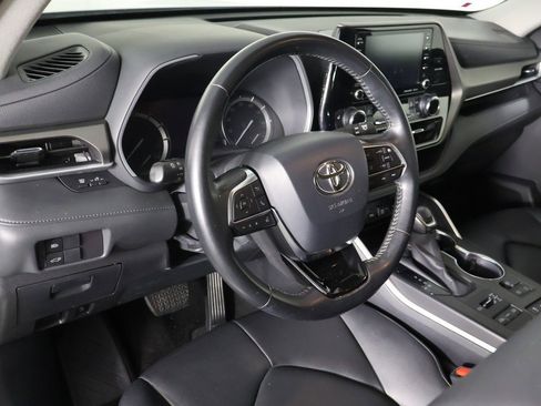 Used 2020 Toyota Highlander XLE image 28