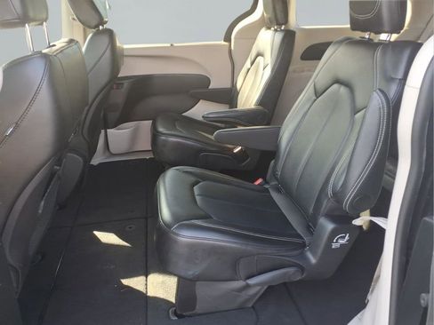 Used 2024 Chrysler Pacifica Touring-L image 25