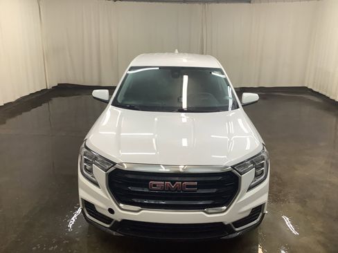 Used 2024 GMC Terrain SLE image 3