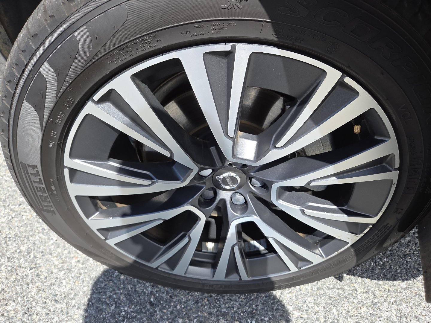 Used 2020 Volvo XC90 T6 Momentum w/ Protection Package Premier AWD/4WD image 11