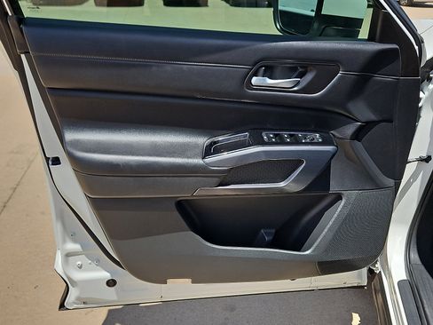 Used 2022 Nissan Pathfinder SL FWD image 12