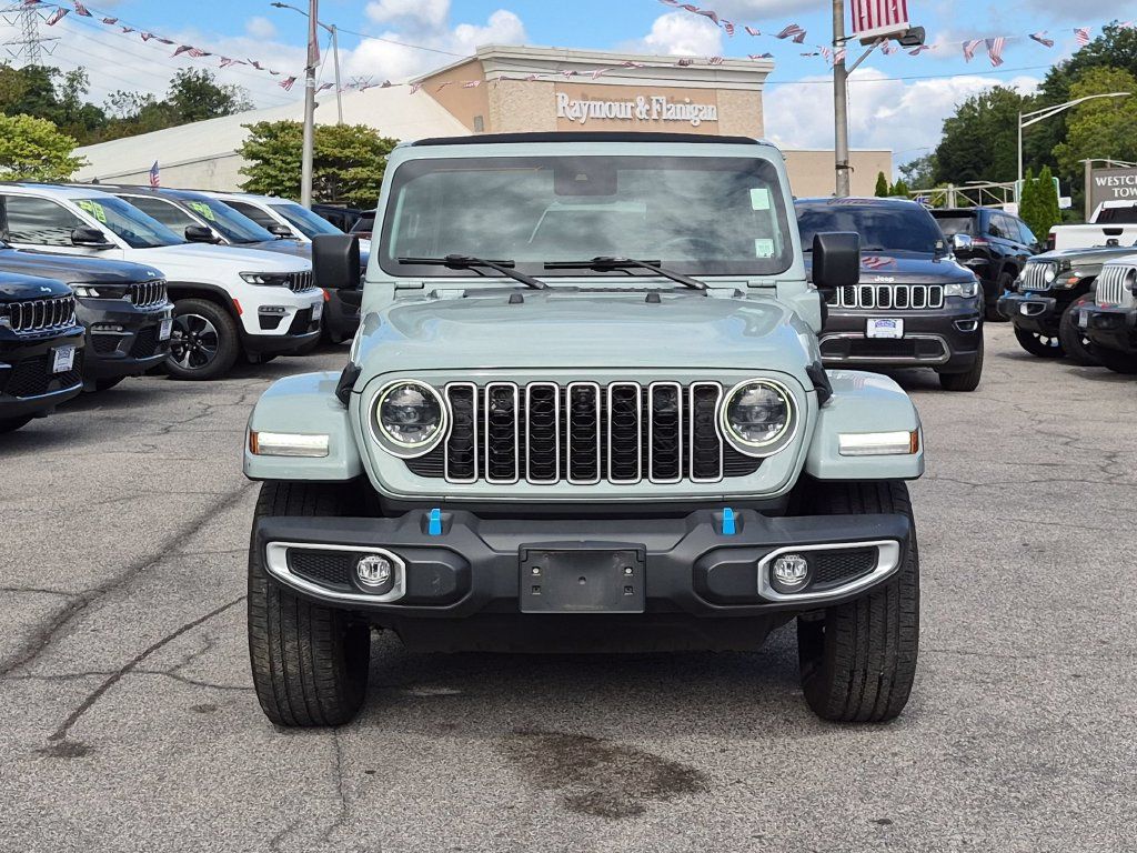 Used 2024 Jeep Wrangler Unlimited Sahara w/ Technology Group AWD/4WD image 2