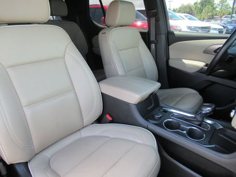 Certified 2023 Chevrolet Traverse Premier FWD image 9