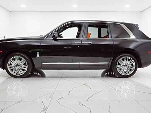 Used 2022 Rolls-Royce Cullinan AWD/4WD image 3