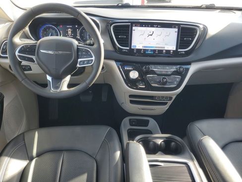 Used 2024 Chrysler Pacifica Touring-L image 30