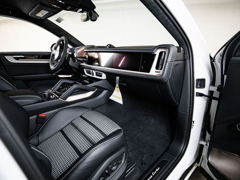 New 2026 Porsche Cayenne Turbo AWD/4WD image 29