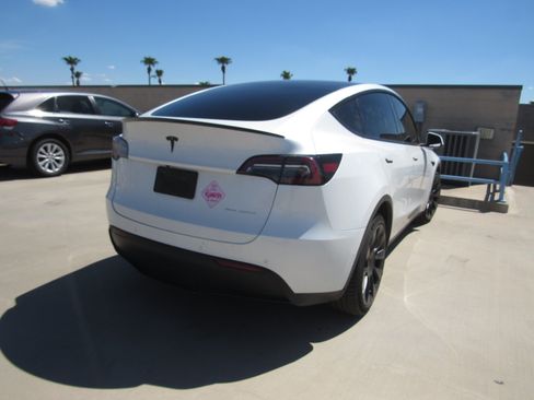 Used 2021 Tesla Model Y Long Range AWD/4WD image 3