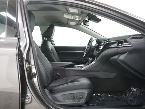 Used 2020 Toyota Camry XLE image 11