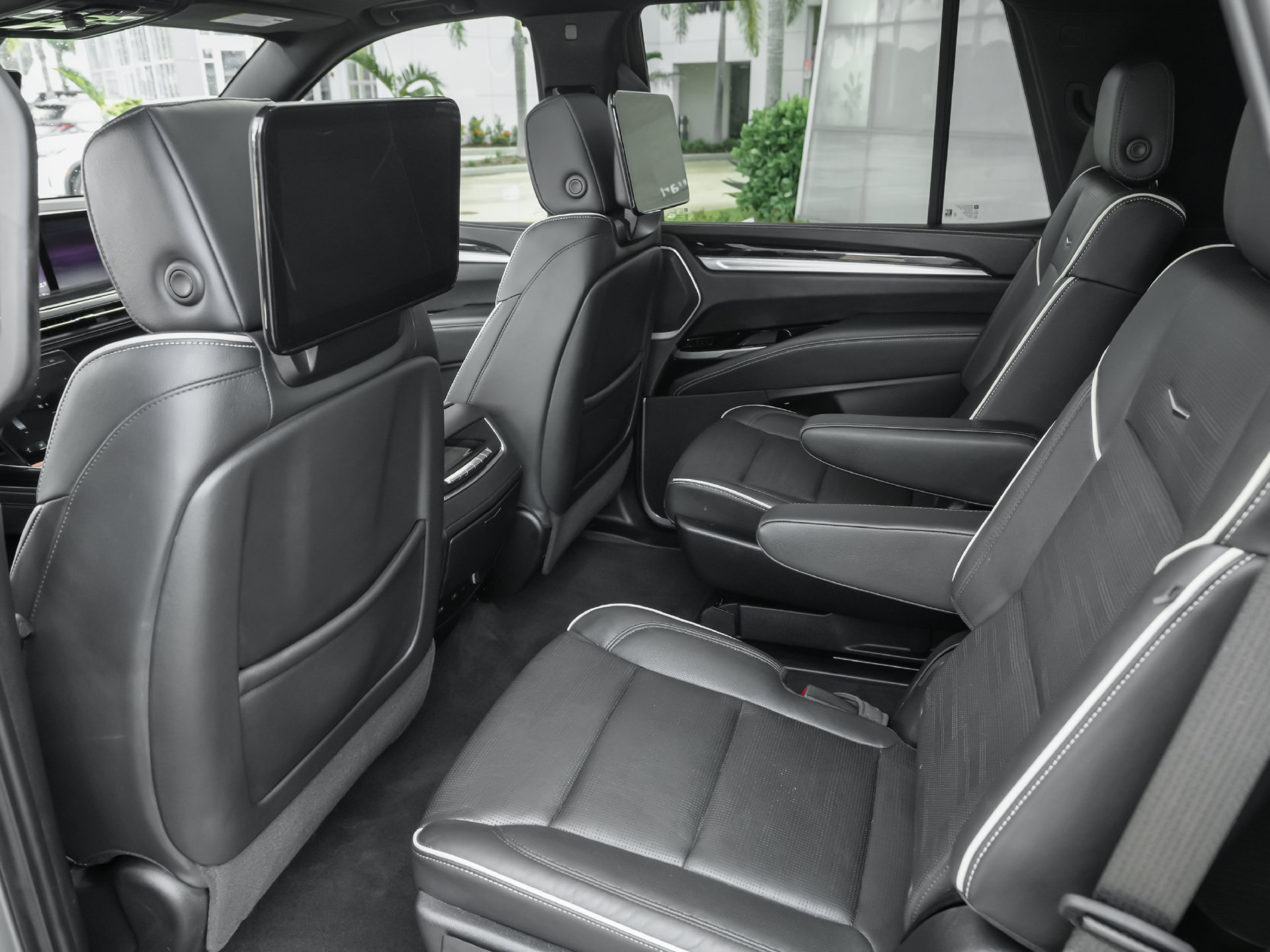 Used 2025 Cadillac Escalade Sport w/ LPO, ONYX Package AWD/4WD image 4