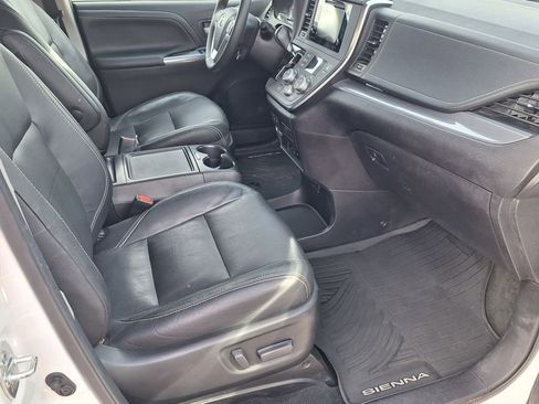 Used 2017 Toyota Sienna SE Premium image 26