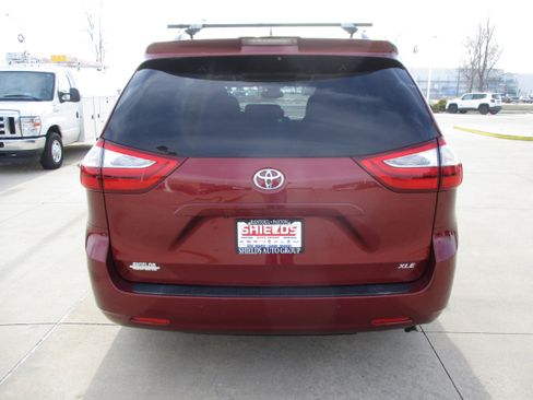 Used 2018 Toyota Sienna XLE Premium image 4