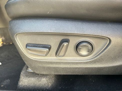 Used 2020 Toyota Highlander XLE FWD image 16