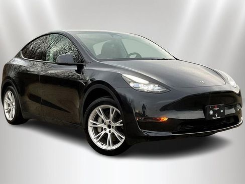 Used 2024 Tesla Model Y 2WD image 3