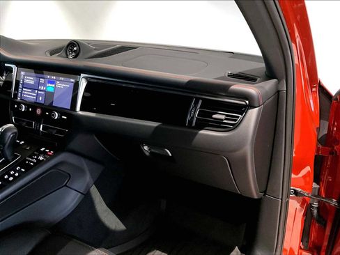 Used 2025 Porsche Macan image 23