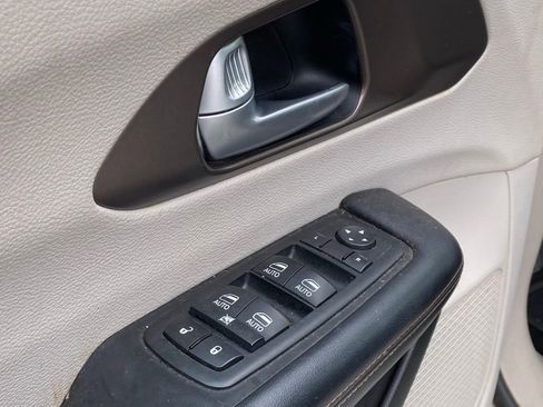 Used 2017 Chrysler Pacifica Touring-L Plus w/ Tire & Wheel Group image 11