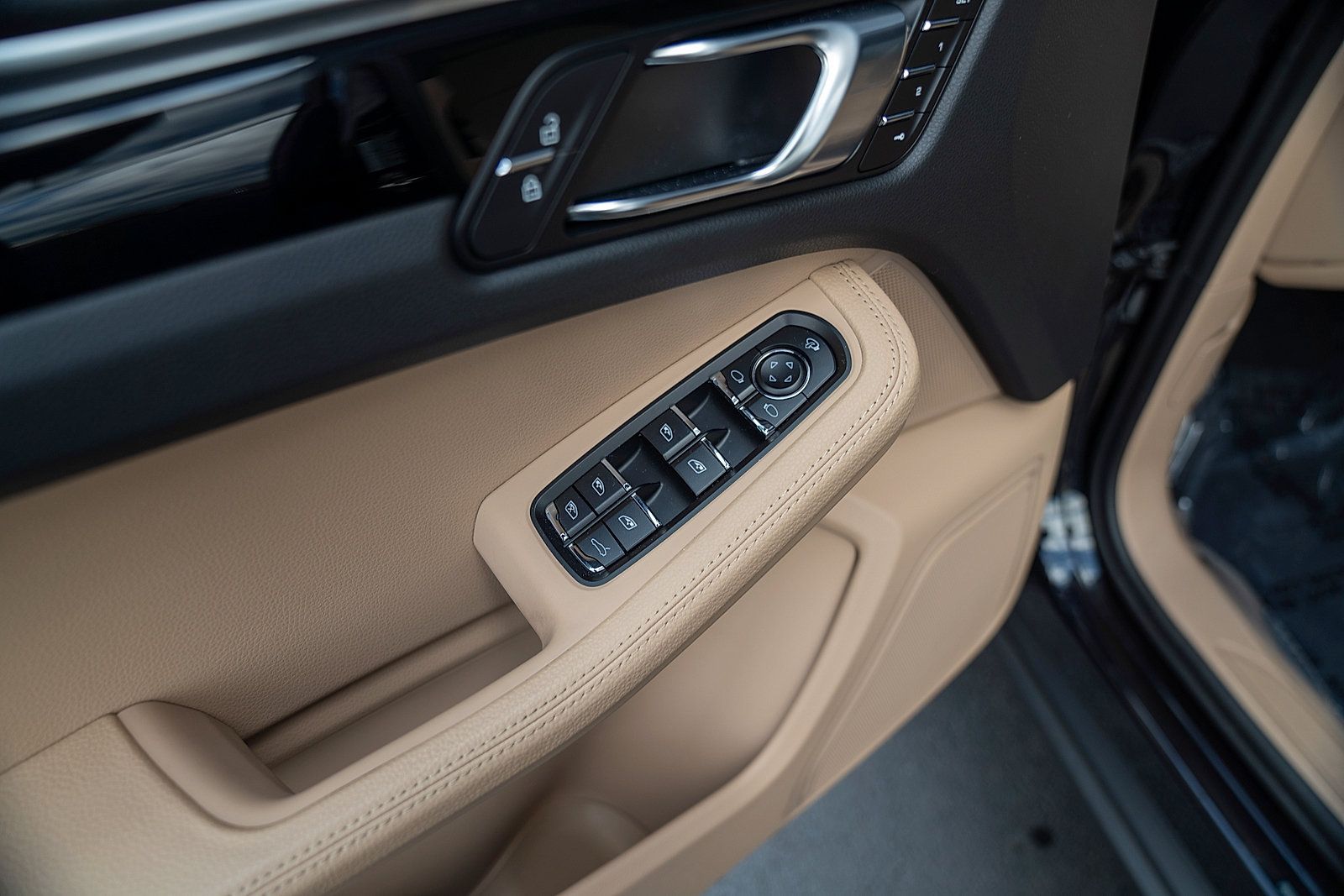 Used 2023 Porsche Macan AWD/4WD image 18