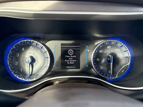 Used 2018 Chrysler Pacifica Touring-L image 18