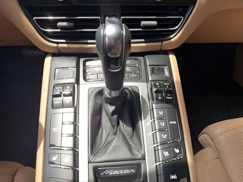 Certified 2021 Porsche Macan AWD/4WD image 21