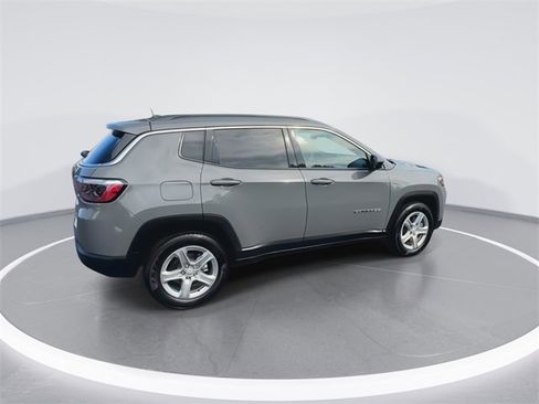 Used 2024 Jeep Compass Latitude image 9