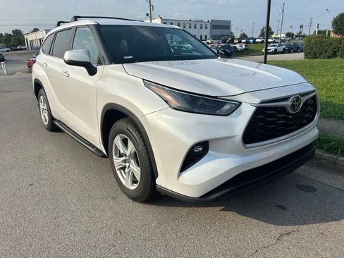 Used 2023 Toyota Highlander LE FWD image 2