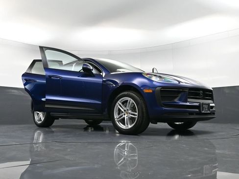 Certified 2025 Porsche Macan image 38