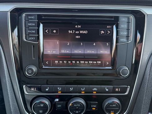 Used 2017 Volkswagen Passat 1.8T R-Line w/ R-Line Lighting Package image 10