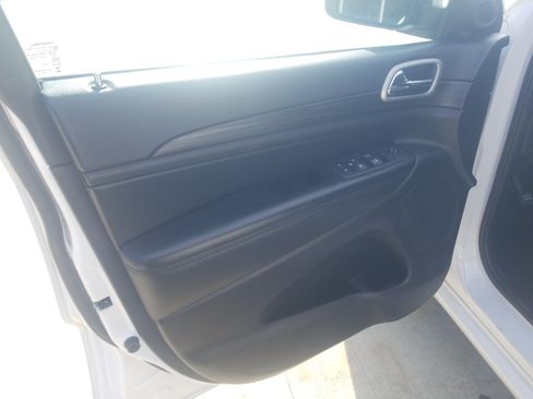 Used 2022 Jeep Grand Cherokee Laredo X RWD image 9