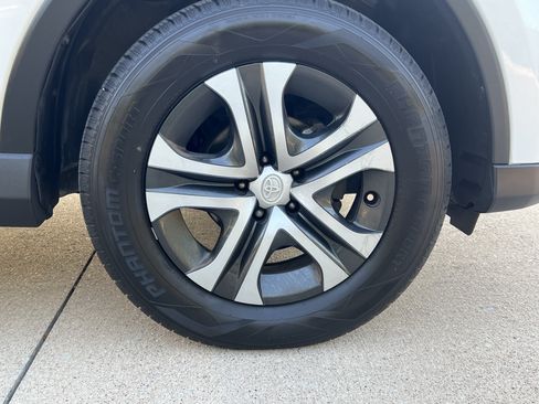 Used 2018 Toyota RAV4 LE FWD image 11