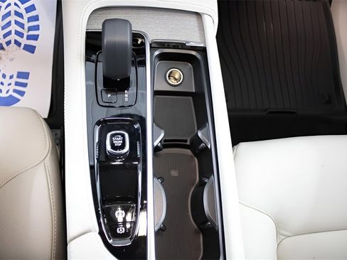 New 2025 Volvo XC90 B6 Plus w/ Protection Package Premier image 33