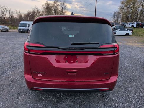 New 2026 Chrysler Pacifica Select image 3