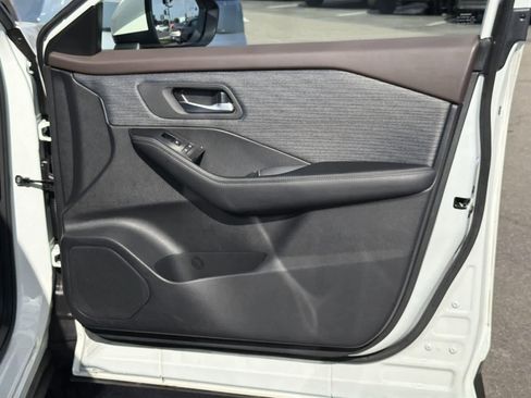 Used 2023 Nissan Rogue SV image 32