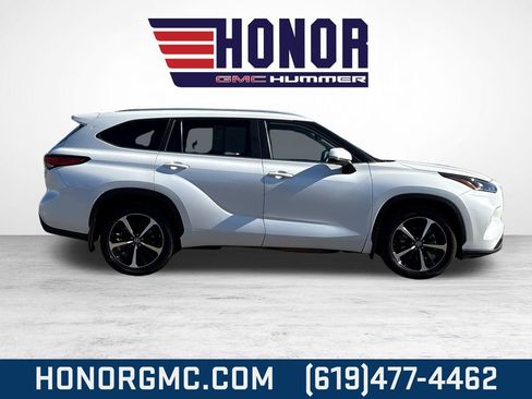 Used 2023 Toyota Highlander L image 2