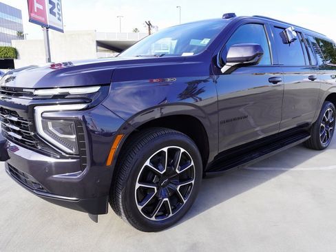 Used 2025 Chevrolet Suburban RST image 4