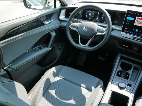 Certified 2025 Volkswagen Tiguan SE AWD/4WD image 9